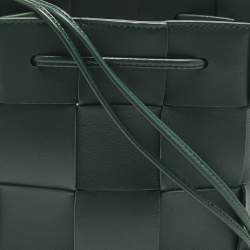 مملوكة مسبقًا حقيبة دلو بوتيغا فينيتا شريطية جلد أخضر صغير منسوج