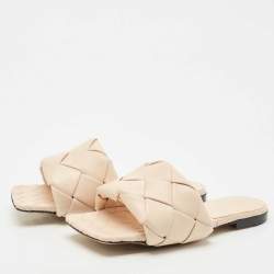 مملوكة مسبقًا صندل بوتيغا فينيتا جلد إنتريشياتو أبيض ليدو مسطح مقاس 39