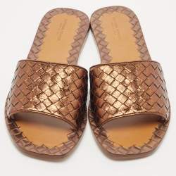 مملوكة مسبقًا Bottega Veneta Metallic Leather Intrecciato Flat Slides Size 40