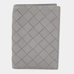 مملوكة مسبقًا Bottega Veneta Grey Intrecciato Leather Passport Holder