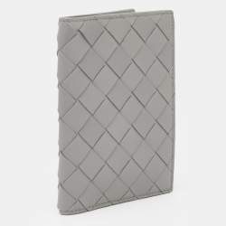 مملوكة مسبقًا Bottega Veneta Grey Intrecciato Leather Passport Holder