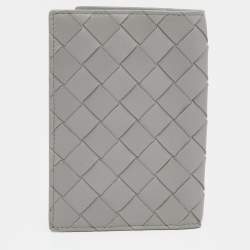 مملوكة مسبقًا Bottega Veneta Grey Intrecciato Leather Passport Holder
