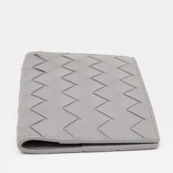 مملوكة مسبقًا Bottega Veneta Grey Intrecciato Leather Passport Holder