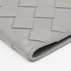 مملوكة مسبقًا Bottega Veneta Grey Intrecciato Leather Passport Holder