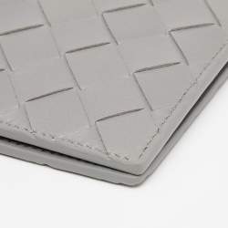مملوكة مسبقًا Bottega Veneta Grey Intrecciato Leather Passport Holder