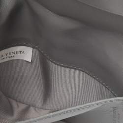 مملوكة مسبقًا Bottega Veneta Grey Intrecciato Leather Passport Holder
