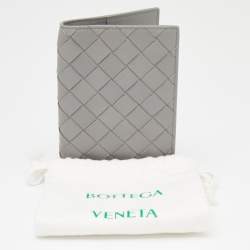 مملوكة مسبقًا Bottega Veneta Grey Intrecciato Leather Passport Holder