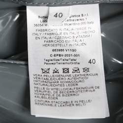 مملوكة مسبقًا معطف بوتيغا فينيتا جلد رمادي لامع بحزام مقاس صغير (سمول)