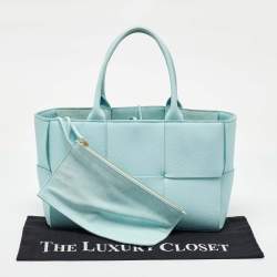 مملوكة مسبقًا Bottega Veneta Light Blue Leather Small Arco Tote