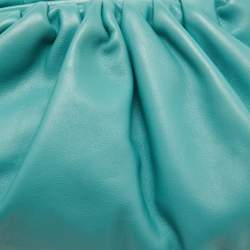 مملوكة مسبقًا حقيبة كلتش بوتيغا فينيتا تين جلد تركواز أزرق