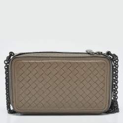 مملوكة مسبقًا حقيبة كروس بودي بوتيغا فينيتا جلد أنترشياتو بيج بسحاب مزدوج للكاميرا