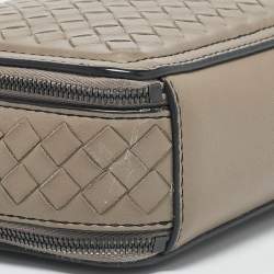 مملوكة مسبقًا حقيبة كروس بودي بوتيغا فينيتا جلد أنترشياتو بيج بسحاب مزدوج للكاميرا