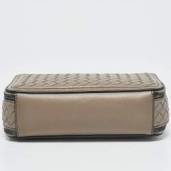 مملوكة مسبقًا حقيبة كروس بودي بوتيغا فينيتا جلد أنترشياتو بيج بسحاب مزدوج للكاميرا