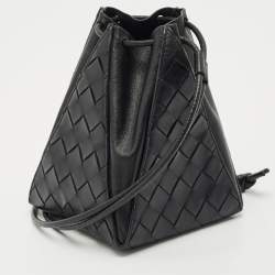 مملوكة مسبقًا Bottega Veneta Black Intrecciato Leather Mini Knot Bucket Clutch Bag