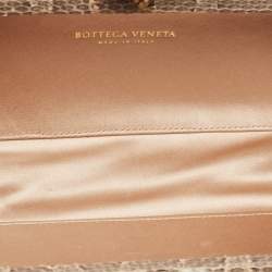 مملوكة مسبقًا Bottega Veneta Beige Intrecciato Satin and Water Snakeskin Trim Knot Clutch