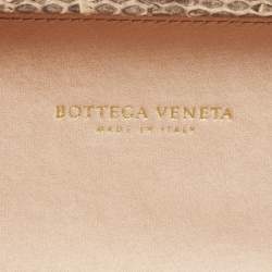 مملوكة مسبقًا Bottega Veneta Beige Intrecciato Satin and Water Snakeskin Trim Knot Clutch