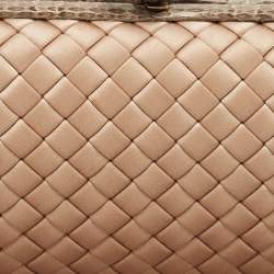 مملوكة مسبقًا Bottega Veneta Beige Intrecciato Satin and Water Snakeskin Trim Knot Clutch