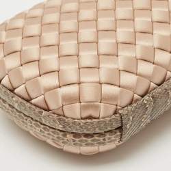 مملوكة مسبقًا Bottega Veneta Beige Intrecciato Satin and Water Snakeskin Trim Knot Clutch