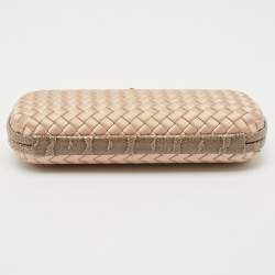 مملوكة مسبقًا Bottega Veneta Beige Intrecciato Satin and Water Snakeskin Trim Knot Clutch