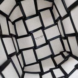 Pre Owned حقيبة دلو بوتيغا فينيتا كاسيت قماش بيج/أسود