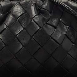 مملوكة مسبقًا حقيبة كلتش بوتيغا فينيتا جلد إنتريشياتو بيضاء صغيرة