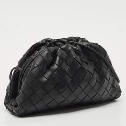 مملوكة مسبقًا حقيبة كلتش بوتيغا فينيتا جلد إنتريشياتو بيضاء صغيرة