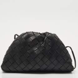 مملوكة مسبقًا حقيبة كلتش بوتيغا فينيتا جلد إنتريشياتو بيضاء صغيرة