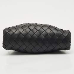 مملوكة مسبقًا حقيبة كلتش بوتيغا فينيتا جلد إنتريشياتو بيضاء صغيرة