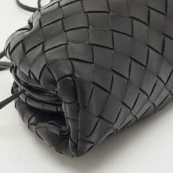 مملوكة مسبقًا حقيبة كلتش بوتيغا فينيتا جلد إنتريشياتو بيضاء صغيرة