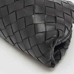 مملوكة مسبقًا حقيبة كلتش بوتيغا فينيتا جلد إنتريشياتو بيضاء صغيرة