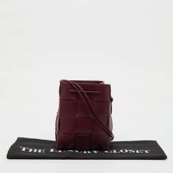 Pre Owned حقيبة باكت بوتيغا فينيتا كاسيت جلد أحمر صغيرة