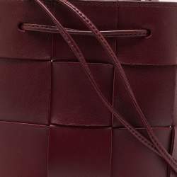 Pre Owned حقيبة باكت بوتيغا فينيتا كاسيت جلد أحمر صغيرة