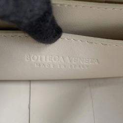 Pre Owned Bottega Veneta Maxi Intrecciato Brique Cassette Hobo Bag White Lambskin Size Small