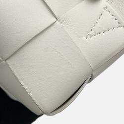 Pre Owned Bottega Veneta Maxi Intrecciato Brique Cassette Hobo Bag White Lambskin Size Small