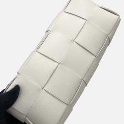 Pre Owned Bottega Veneta Maxi Intrecciato Brique Cassette Hobo Bag White Lambskin Size Small