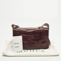 مملوكة مسبقًا حقيبة كتف بوتيغا فينيتا كاسيت جلد انتريشياتو أرجواني فاتح