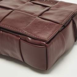 مملوكة مسبقًا حقيبة كتف بوتيغا فينيتا كاسيت جلد انتريشياتو أرجواني فاتح