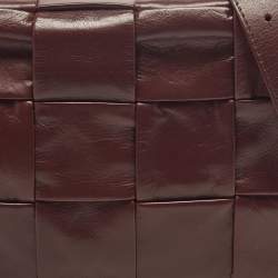 مملوكة مسبقًا حقيبة كتف بوتيغا فينيتا كاسيت جلد انتريشياتو أرجواني فاتح