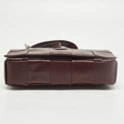 مملوكة مسبقًا حقيبة كتف بوتيغا فينيتا كاسيت جلد انتريشياتو أرجواني فاتح