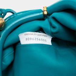 مملوكة مسبقًا حقيبة كروس بوتيغا فينيتا ميني أزرق برّاق بحزام خرزي