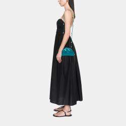 مملوكة مسبقًا حقيبة كروس بوتيغا فينيتا ميني أزرق برّاق بحزام خرزي