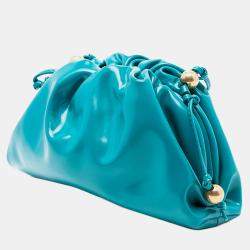 مملوكة مسبقًا Bottega Veneta Blue Patent Beaded Strap The Mini Pouch Crossbody