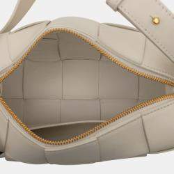 مملوكة مسبقًا حقيبة بوتيغا فينيتا كاسيت بريك ناعمة صغيرة صناعة إنتريشياتو بيضاء