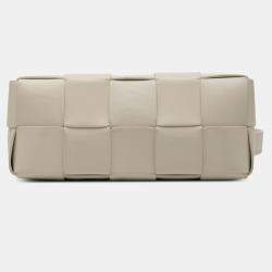 مملوكة مسبقًا حقيبة بوتيغا فينيتا كاسيت بريك ناعمة صغيرة صناعة إنتريشياتو بيضاء