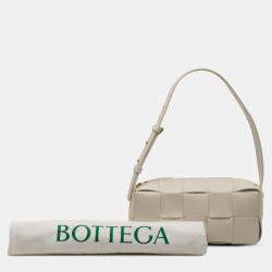 مملوكة مسبقًا حقيبة بوتيغا فينيتا كاسيت بريك ناعمة صغيرة صناعة إنتريشياتو بيضاء