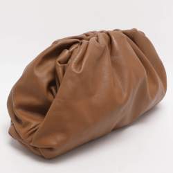 مملوكة مسبقًا حقيبة كلتش بوتيغا فينيتا جلد بني تين 