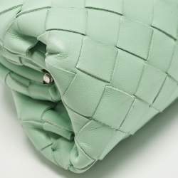 مملوكة مسبقًا حقيبة صغيرة بوتيغا فينيتا ذا باوتش جلد إنتريتشياتو أخضر فاتح