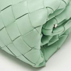 مملوكة مسبقًا حقيبة صغيرة بوتيغا فينيتا ذا باوتش جلد إنتريتشياتو أخضر فاتح