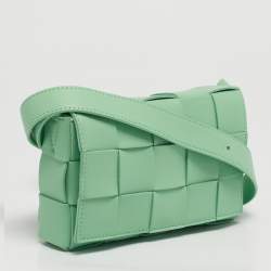 مم�لوكة مسبقًا حقيبة كتف بوتيغا فينيتا جلد أخضر فاتح صغيرة كاسيت