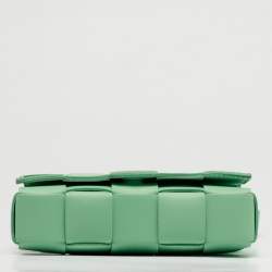 مملوكة مسبقًا حقيبة كتف بوتيغا فينيتا جلد أخضر فاتح صغيرة كاسيت